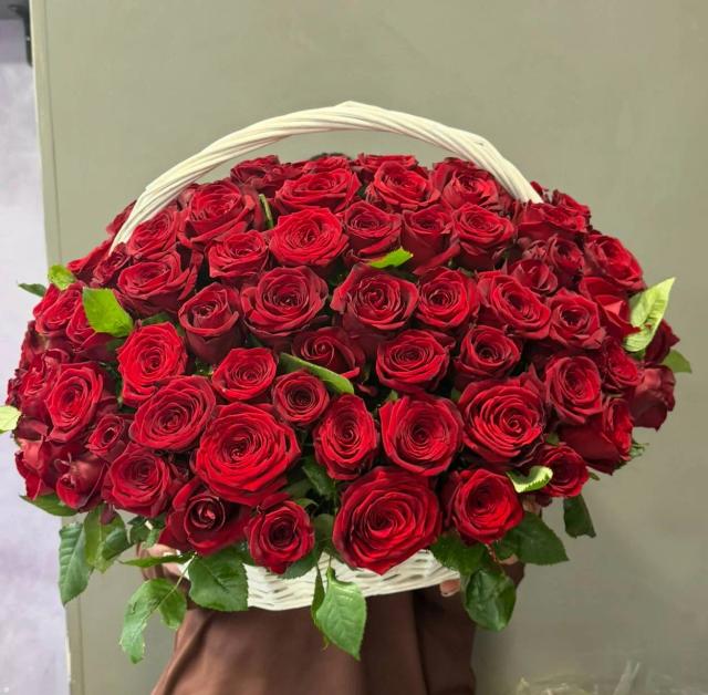 A basket full of luxurious roses | ծաղիկներ, ծաղկեպսակներ, բույսեր - առաքում Երևան