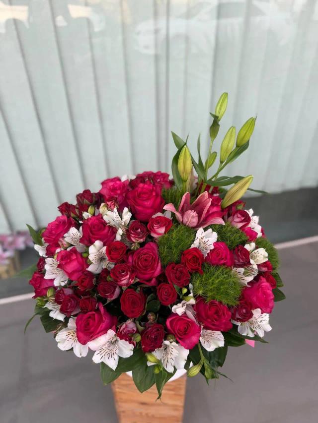 Flowers in a basket | ծաղիկներ, ծաղկեպսակներ, բույսեր - առաքում Երևան