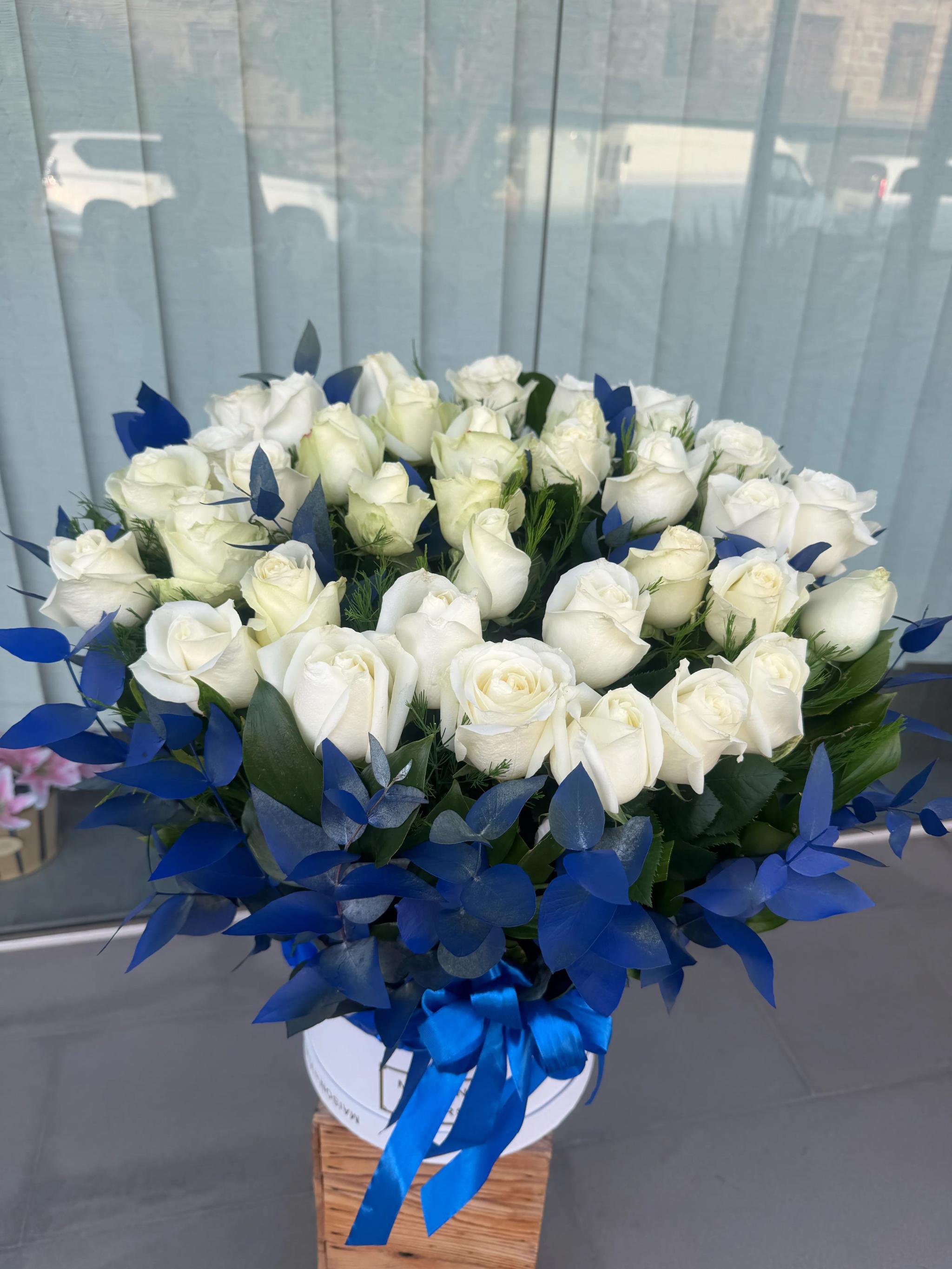 A box full of white roses | ծաղիկներ, ծաղկեպսակներ, բույսեր Երևան