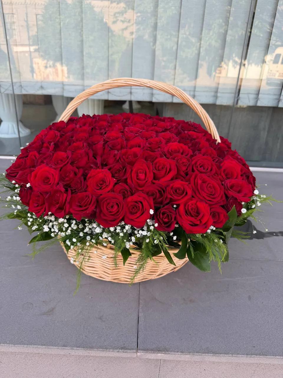 A basket full of red roses | ծաղիկներ, ծաղկեպսակներ, բույսեր Երևան
