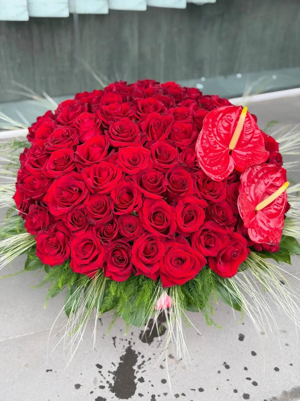 A basket full of gorgeous red flowers | ծաղիկներ, ծաղկեպսակներ, բույսեր Երևան