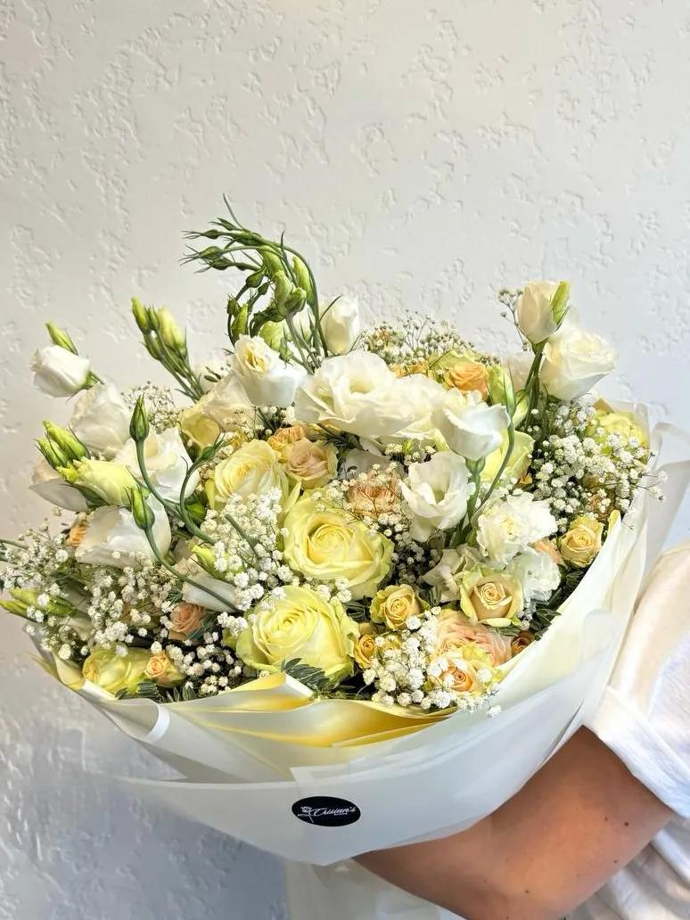 Roses and lisianthus in one bouquet | ծաղիկներ, ծաղկեպսակներ, բույսեր Երևան Roses and lisianthus in one bouquet | ծաղիկներ, ծաղկեպսակներ, բույսեր Երևան