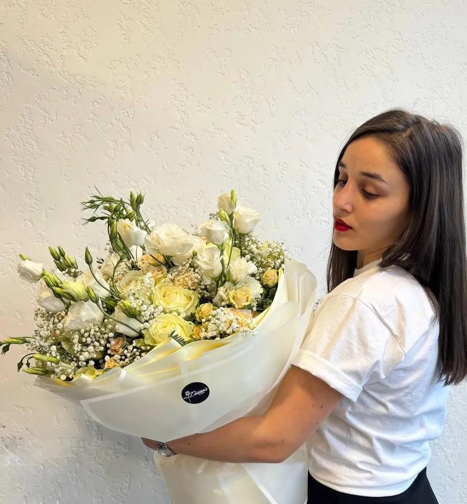 Roses and lisianthus in one bouquet | ծաղիկներ, ծաղկեպսակներ, բույսեր Երևան Roses and lisianthus in one bouquet | ծաղիկներ, ծաղկեպսակներ, բույսեր Երևան