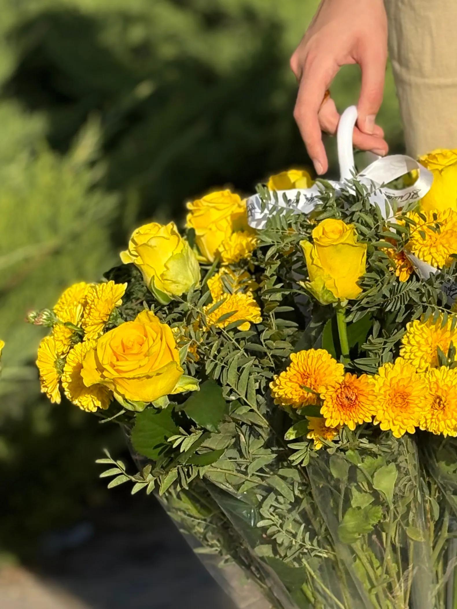 A bouquet of flowers in a raincoat | ծաղիկներ, ծաղկեպսակներ, բույսեր Երևան A bouquet of flowers in a raincoat | ծաղիկներ, ծաղկեպսակներ, բույսեր Երևան