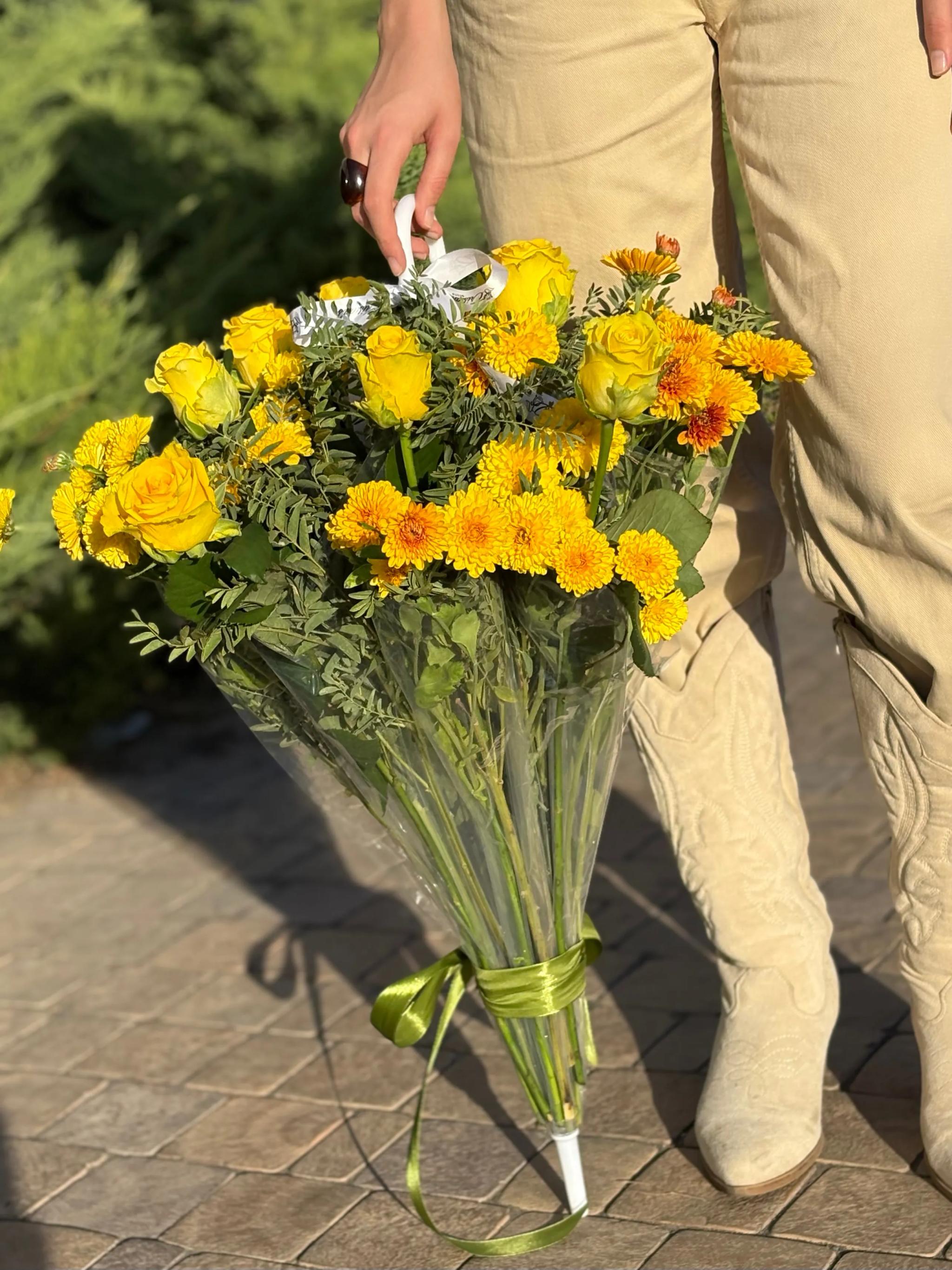 A bouquet of flowers in a raincoat | ծաղիկներ, ծաղկեպսակներ, բույսեր Երևան A bouquet of flowers in a raincoat | ծաղիկներ, ծաղկեպսակներ, բույսեր Երևան